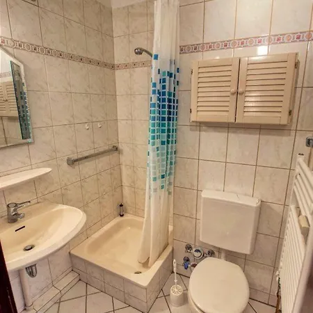 - Haus D, App 0d0606 *